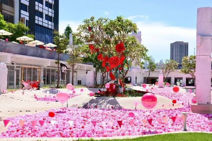 ▲「愛情許願池」布滿了粉紅泡泡球，並設有「玫瑰花拍照打卡區」。　圖：台南市政府／提供