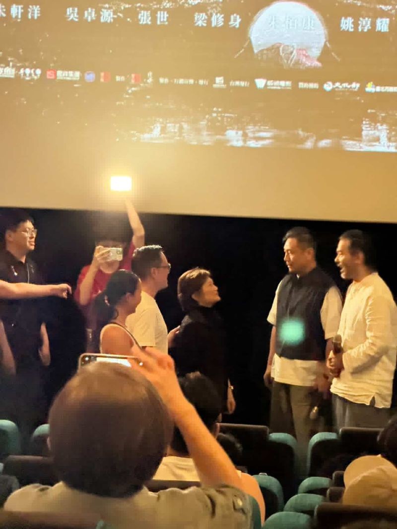 角色原型柳哲生將軍家屬在一場映後見到張世,在他們眼中,張世演出了柳哲生將軍的風采。(伯樂影業提供)
