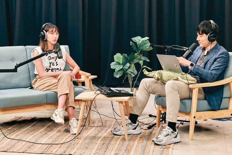 近來開始做Podcast「殺時間機器」的大牙,慢慢投入新工作中。(翻攝自大牙IG)