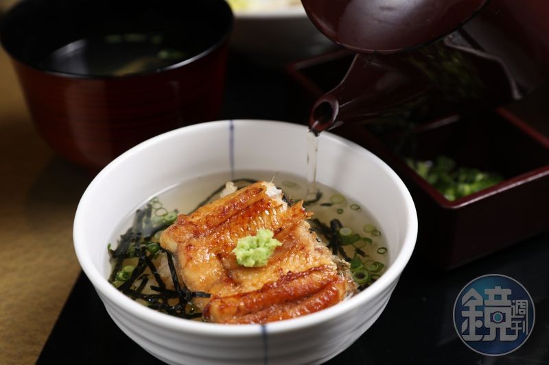 鰻魚飯的第三吃是要倒入高湯。