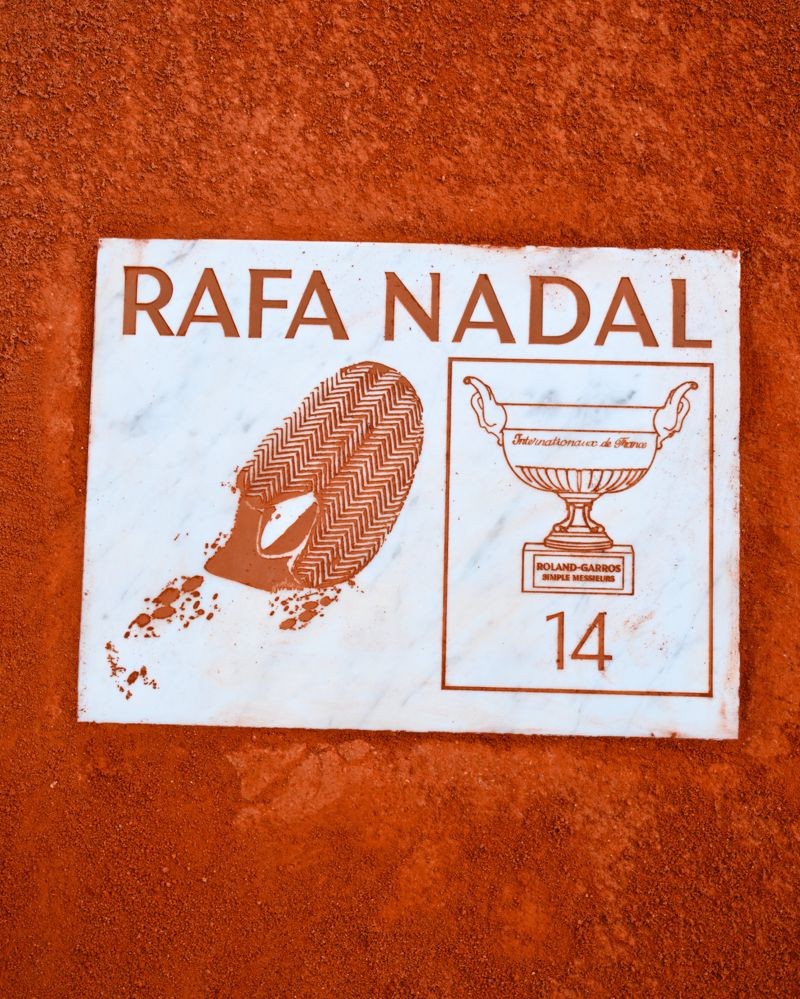 納達爾的足跡,將永遠留在紅土球場上。(翻攝X@rolandgarros)