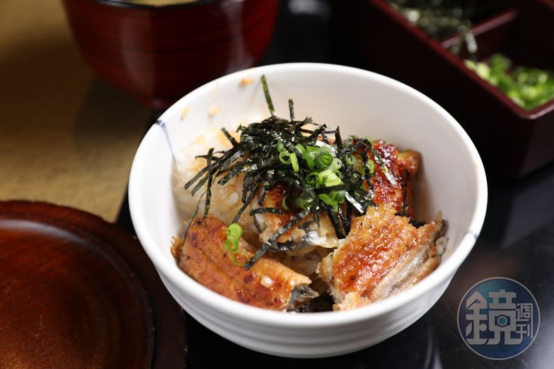 鰻魚飯的第二吃是加上一點芥末、海苔與酌料。