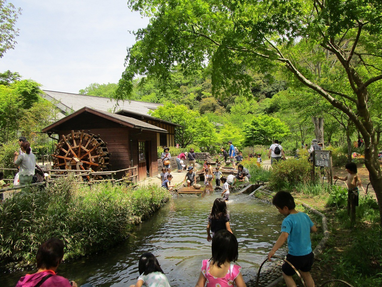 ▲受沁涼小溪與水車聲的美好夏日時光，適合大人小孩同樂。 　圖：©夕焼け小焼けふれあいの里／提供