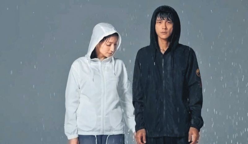 在婚姻危機後,阿翔(右)和老婆Grace(左)曾合拍風衣廣告,當時被罵翻。(翻攝自浩角翔起臉書)