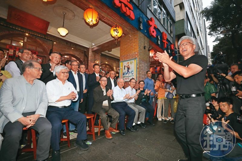 在輝達執行長黃仁勳(右)編織的AI大夢中,台積電、廣達、緯創、聯發科等台廠供應鏈,都將是其中重要的一員。