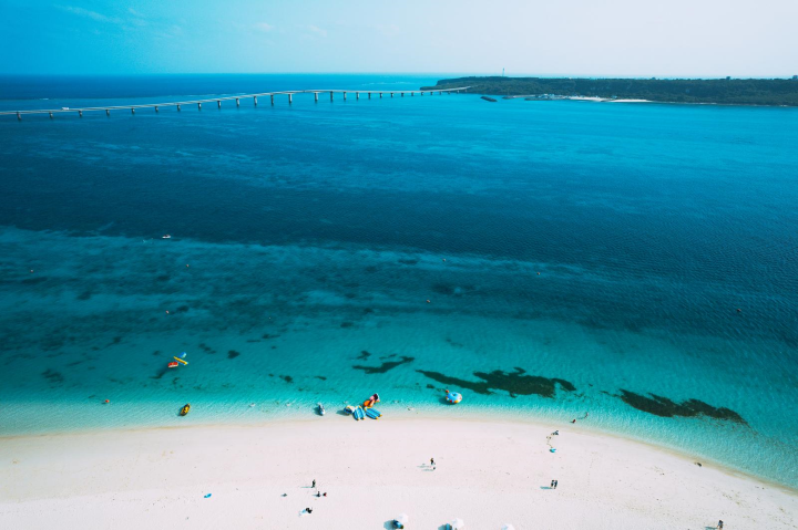 ▲那霸前濱海灘的海水清澈到可以看見水下細沙。 圖:ぱくたそ/提供