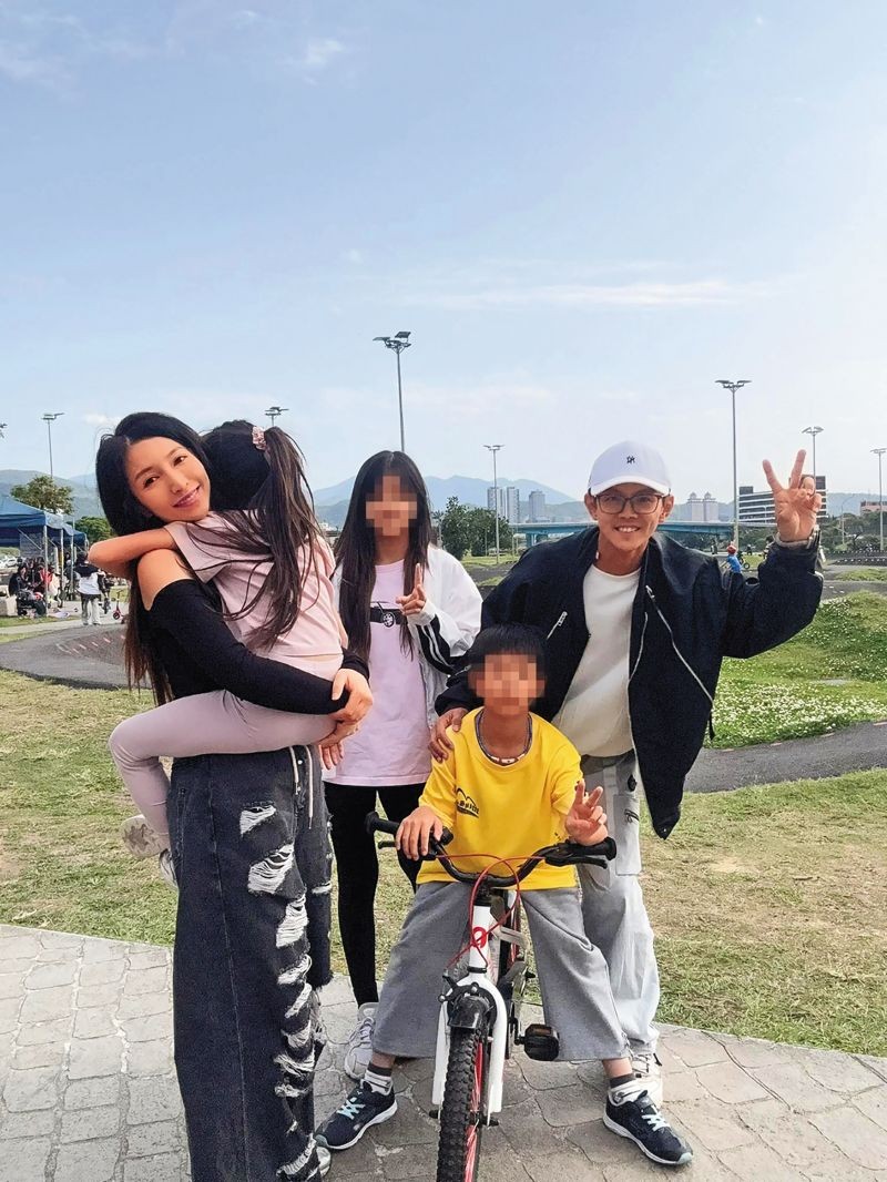 阿翔(右)和老婆Grace(左)育有2女1子,大女兒已經要上國中。(翻攝自Out Of Control 媽咪Grace臉書)