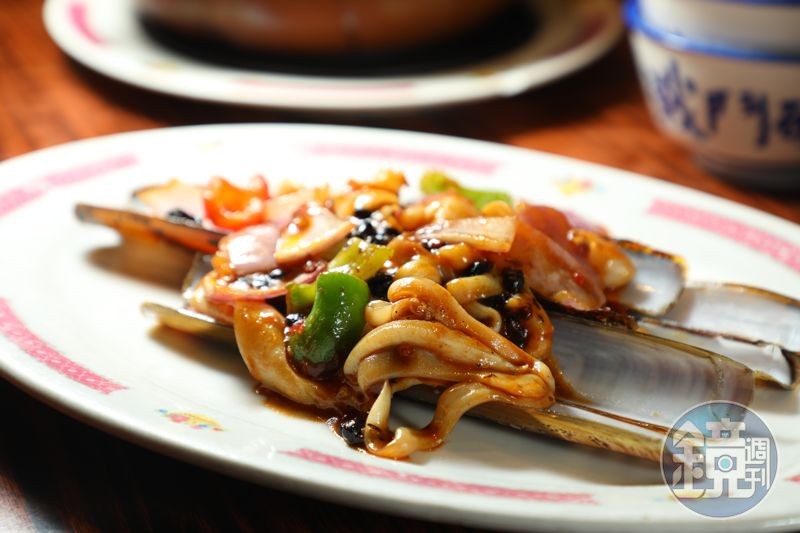 粵菜經典的「豉椒炒蟶子皇」,能嘗到新鮮蟶子的爽滑肉質與豉椒醬的鹹香帶勁。(港幣168元/份,約NT$648)