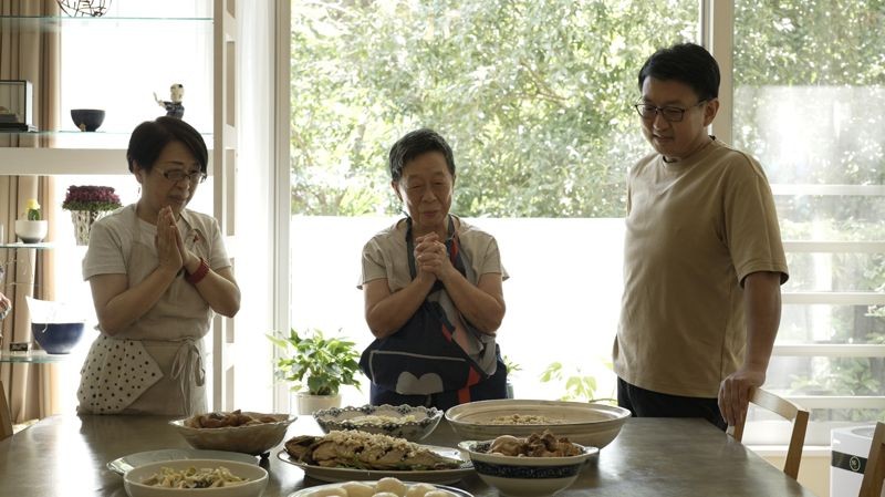 風瑞阿姨在70歲退休,把餐廳交給外甥經營,但她並未離開料理工作。(希望影視行銷提供)