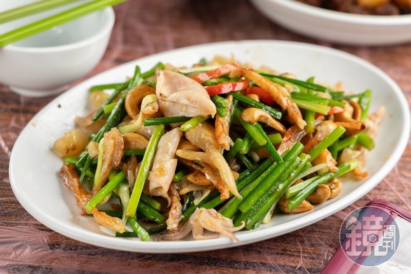 「家鄉小炒王」巧妙融合韭菜、蝦乾、鮮魷魚、腰果等食材,鑊氣十足,醬汁清爽且層次豐富。(港幣118元/份,約NT$455)