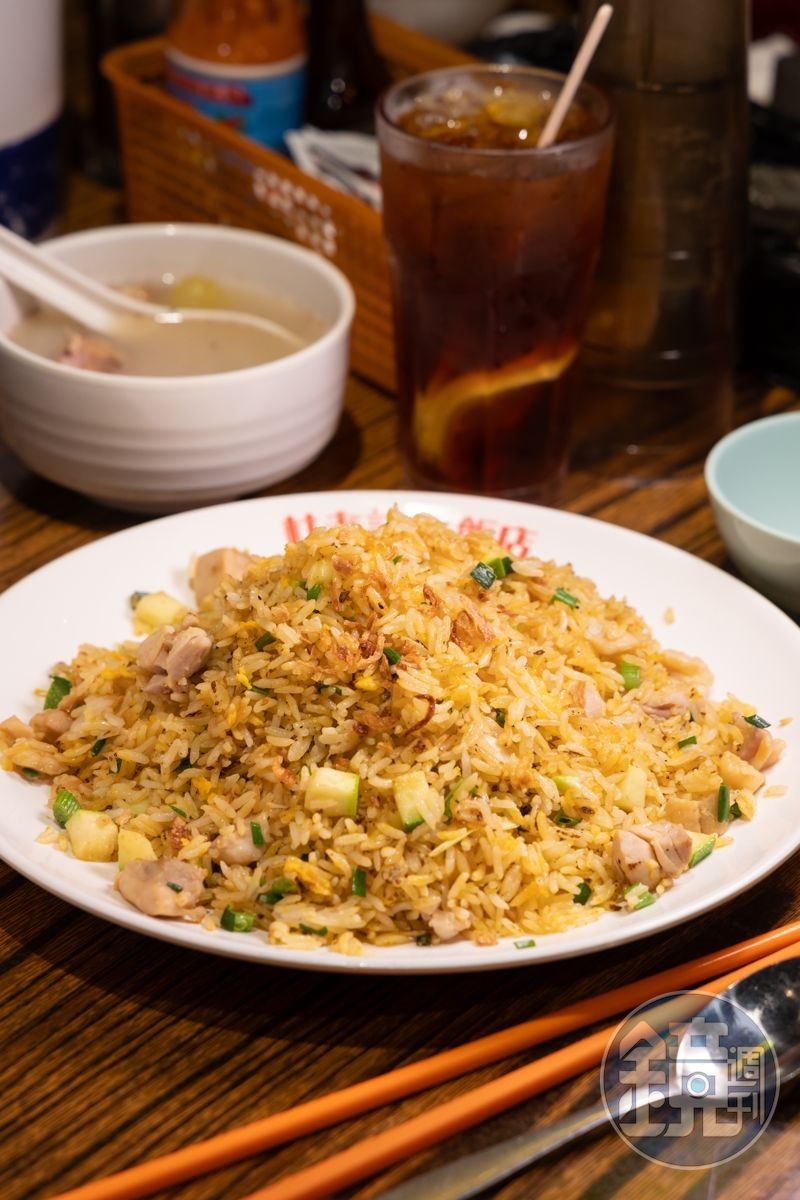 鑊氣十足的「鹹魚雞粒炒飯」,越吃越好鮮美。(港幣64元/份,約NT$241)