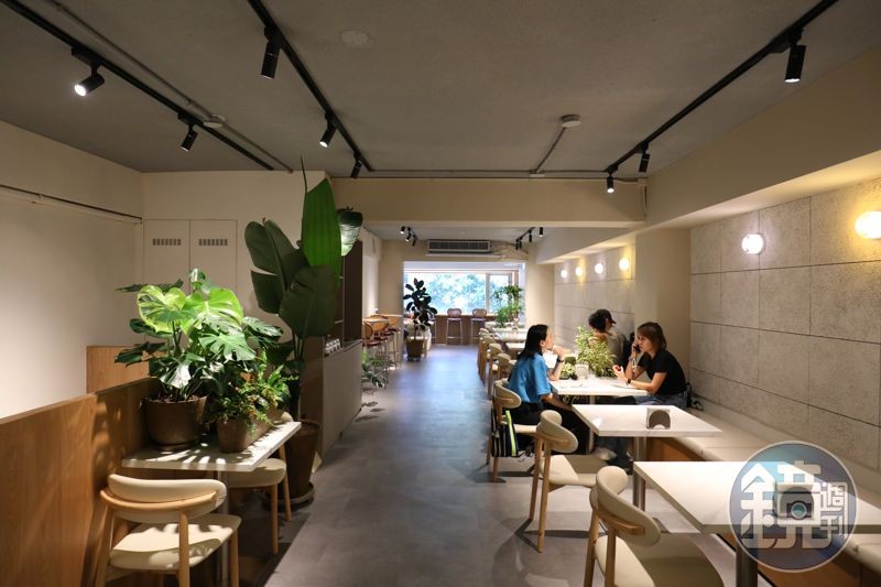 走上二樓便可以悠閒享用現做三明治或早午餐。