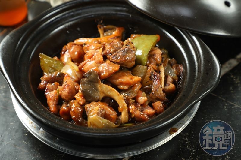 「啫啫雞煲」雞肉滑嫩、醬香濃郁,味道鮮美家常,吸飽醬汁的青椒更是精華所在。(港幣100元/份,約NT$386)