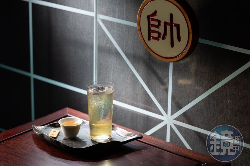 以琴酒為基底,帶有麝香葡萄果香的「白茶琴通寧」是老顧客必點招牌,附贈小杯原茶,先品茶、後啜酒,會將茶酒滋味勾勒得更加立體。(500元/杯)