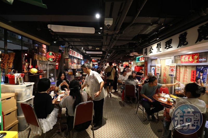 復古霓虹燈、高高掛起的紅燈籠、牆上的理髮店與街市看板,來到「女人街食飯公司」就像坐上時光機,走進80年代的香港街頭。
