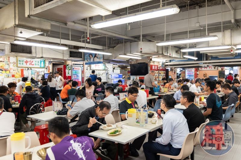 午餐時段,餐廳裡滿滿都是來用餐的人潮。