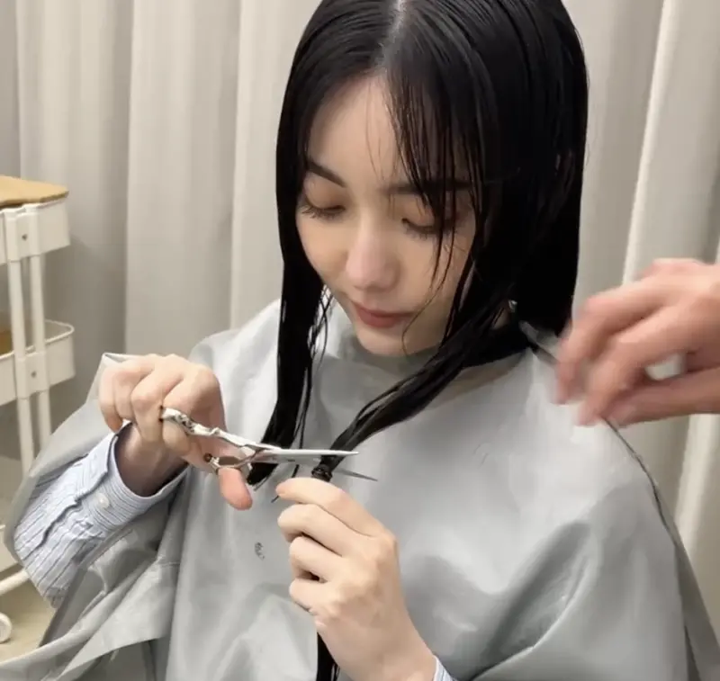 ▲黑嘉嘉一刀剪去長髮,將剪下的髮束捐給癌症基金會。(圖/黑嘉嘉 IG)