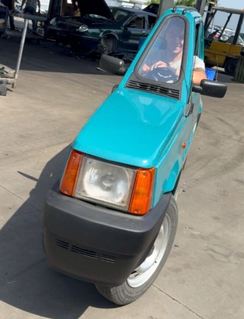 全球最窄Fiat Panda誕生!馬拉齊花12個月打造「單人極窄版」。(翻攝自instagram @tutti_pazzi_per_marazzi)