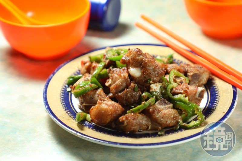 只略微過油的「椒鹽排骨」,鹹香適口,也是盛記的必點菜。(港幣81元/份,約NT$305)