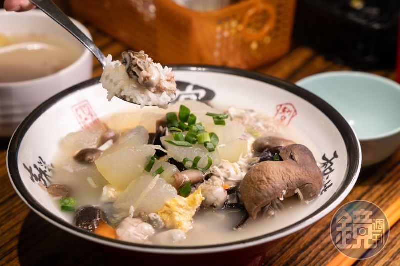 「冬瓜鹹蛋蠔仔肉碎泡飯」湯頭帶著海味與冬瓜清甜,蠔仔鮮嫩、鹹蛋滑香,配料多到快滿出來,一碗下肚真的超級飽。(港幣64元/份,約NT$241)