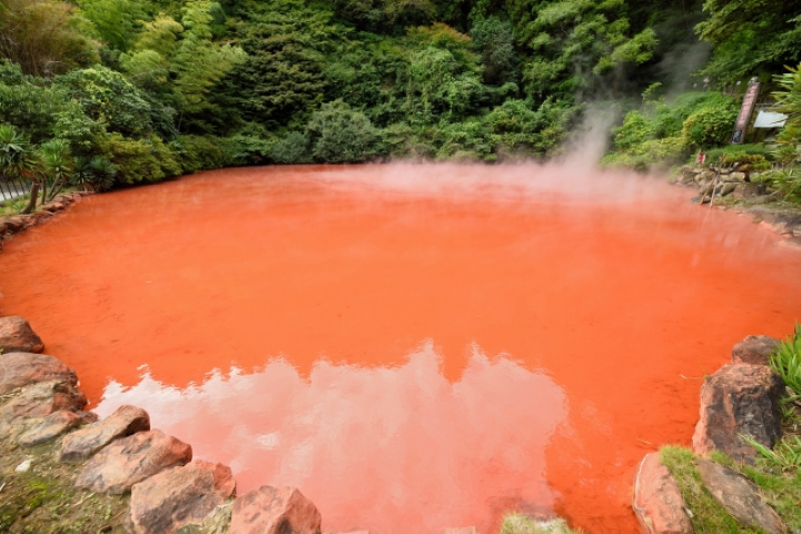 ▲血池地獄,日本最古老的天然溫泉之一,泉水含氧化鐵,湧出時呈現深紅色。 圖:Photo AC/來源