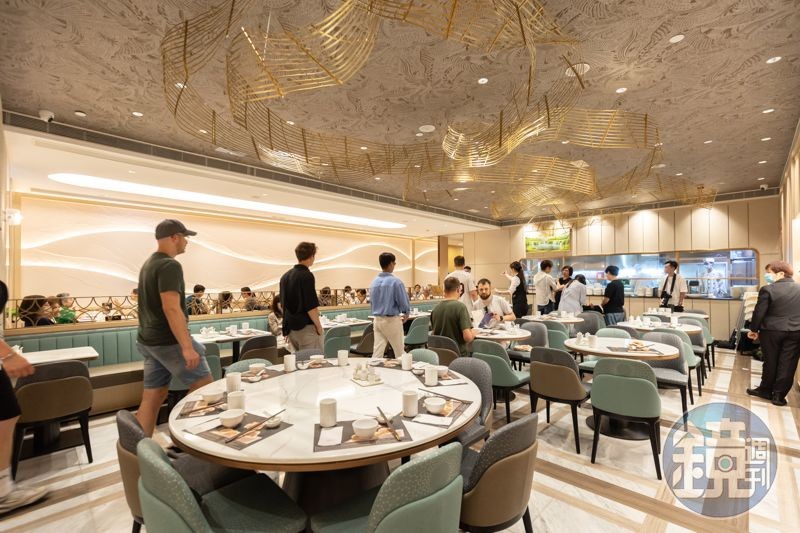香港市區唯一的「何洪記」,裝潢雅致明亮,吸引不少海外遊客來朝聖。