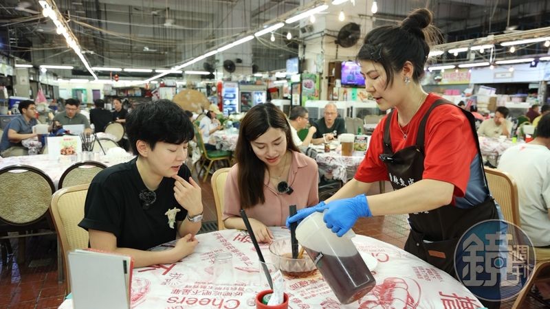 新肥泉的店員Cindy細心為我們示範該如何「láng碗」。
