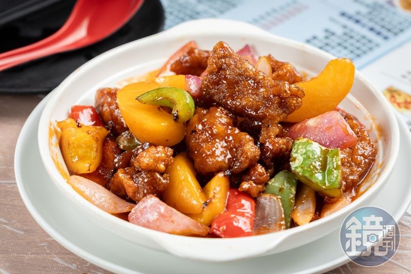 「蜜桃拔絲真咕咾肉」的蜜桃酸甜清新，恰好平衡了豬肉的膩。（港幣88元／份，約NT$332）