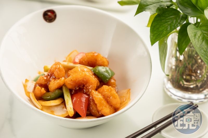 何洪記把咕噜肉改為「香蜜咕嚕蝦球」,一樣甜蜜可口,又多了蝦的鮮味。(港幣187元/份,約NT$703)