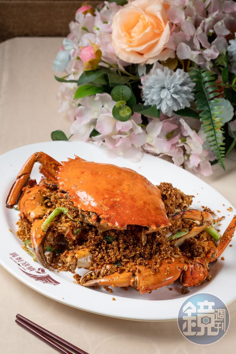 鑊氣十足的「招牌橋底辣蟹」,吸引無數食客專程前來品嘗。(時價,圖中約港幣880元/份,約NT$3,311)