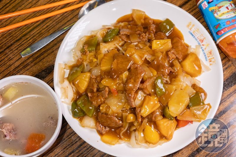 「濕炒沙嗲牛肉河粉」的沙嗲醬原本主要用於烤肉,傳到香港後經常入菜做成香氣十足的炒麵或炒河粉。(港幣64元/份,約NT$241)