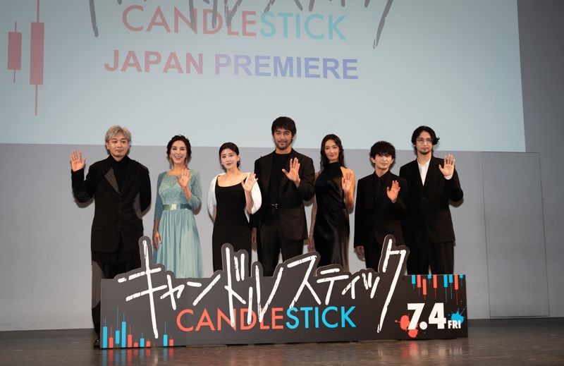 獨立電影《Candlestick》19日在日本舉辦發布會,左起Young Dais、Sahel Rose、薩赫勒·羅莎、賈靜雯、阿部寬、菜菜緒、津田健次郎、米倉強太導演。(日鹿株式会社 提供)