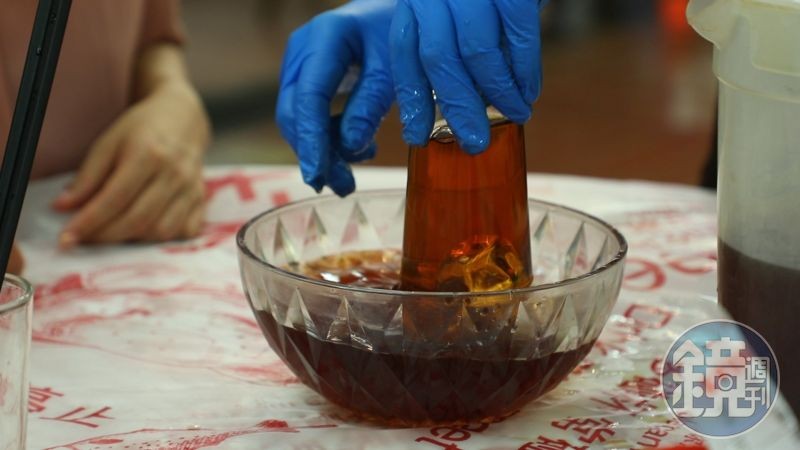 熱茶除了倒入杯內,還要將杯口倒置浸泡,再殺菌一下。
