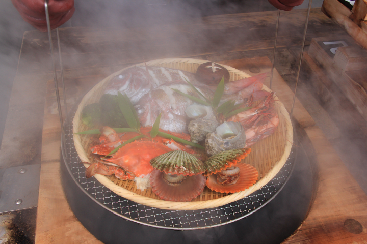 ▲透過溫泉地熱蒸氣來加熱食材。 圖:別府画像ライブラリー/提供