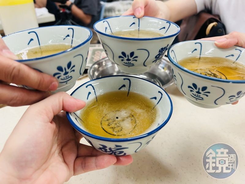 在熱鬧氛圍中用戰鬥碗乾杯,是來香港一定要做的事。