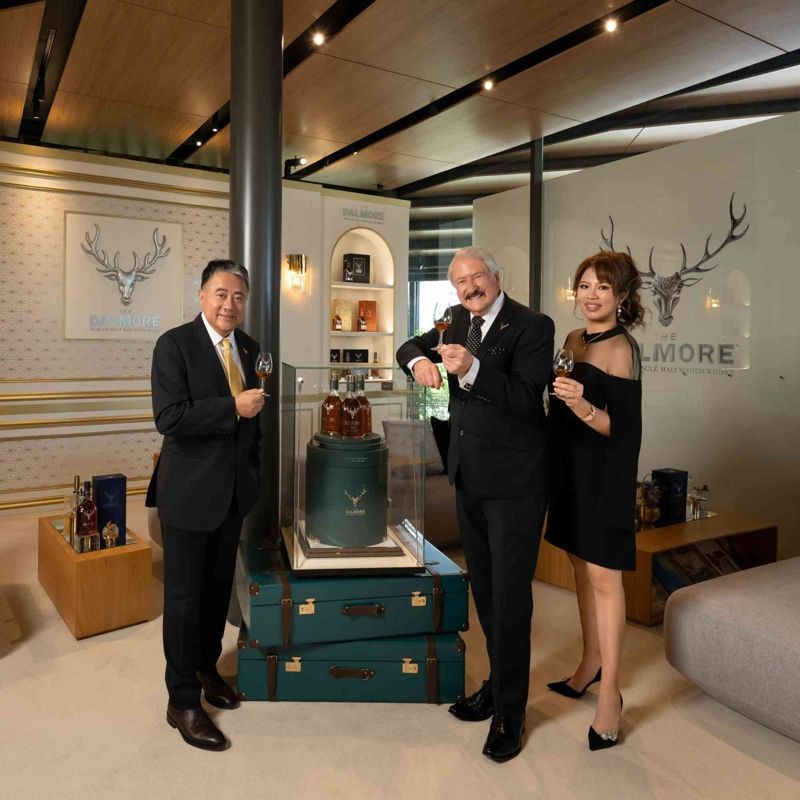 左起尚格酒業奚大寧董事長、大摩首席釀酒師 Richard Paterson、尚格酒業行銷總監 Gity。