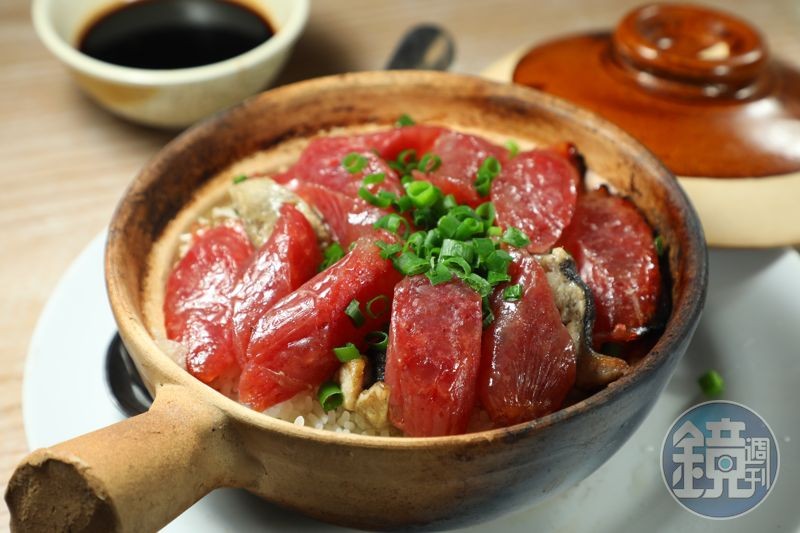 「臘腸黃鱔煲仔飯」的肥美黃鱔沒有腥味,口感絲滑,偏甜的臘腸淋上醬油剛剛好。(港幣88元/煲,約NT$332、黃鱔加價港幣20元/份,約NT$75)