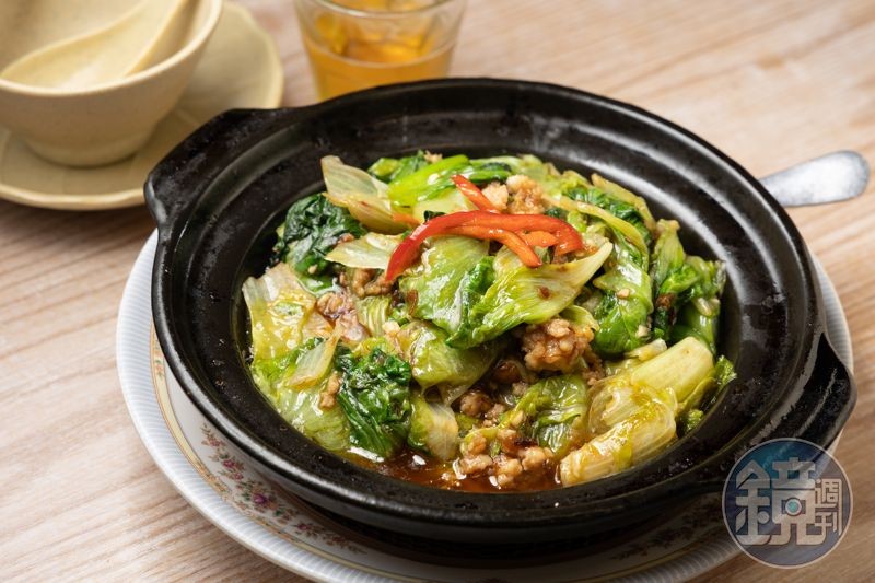「啫啫生菜煲」的唐生菜在高溫煲中快速炒製,吸飽鑊氣,吃來帶點煙燻香氣。(港幣98元/份,約NT$370)