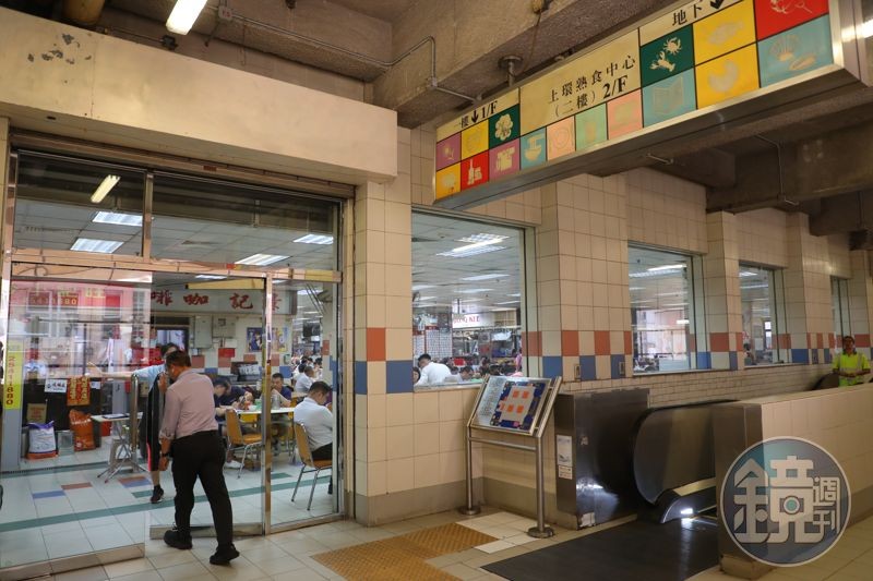 上樓推開玻璃門,就是「棟記飯店」與其他餐館共用的空間。