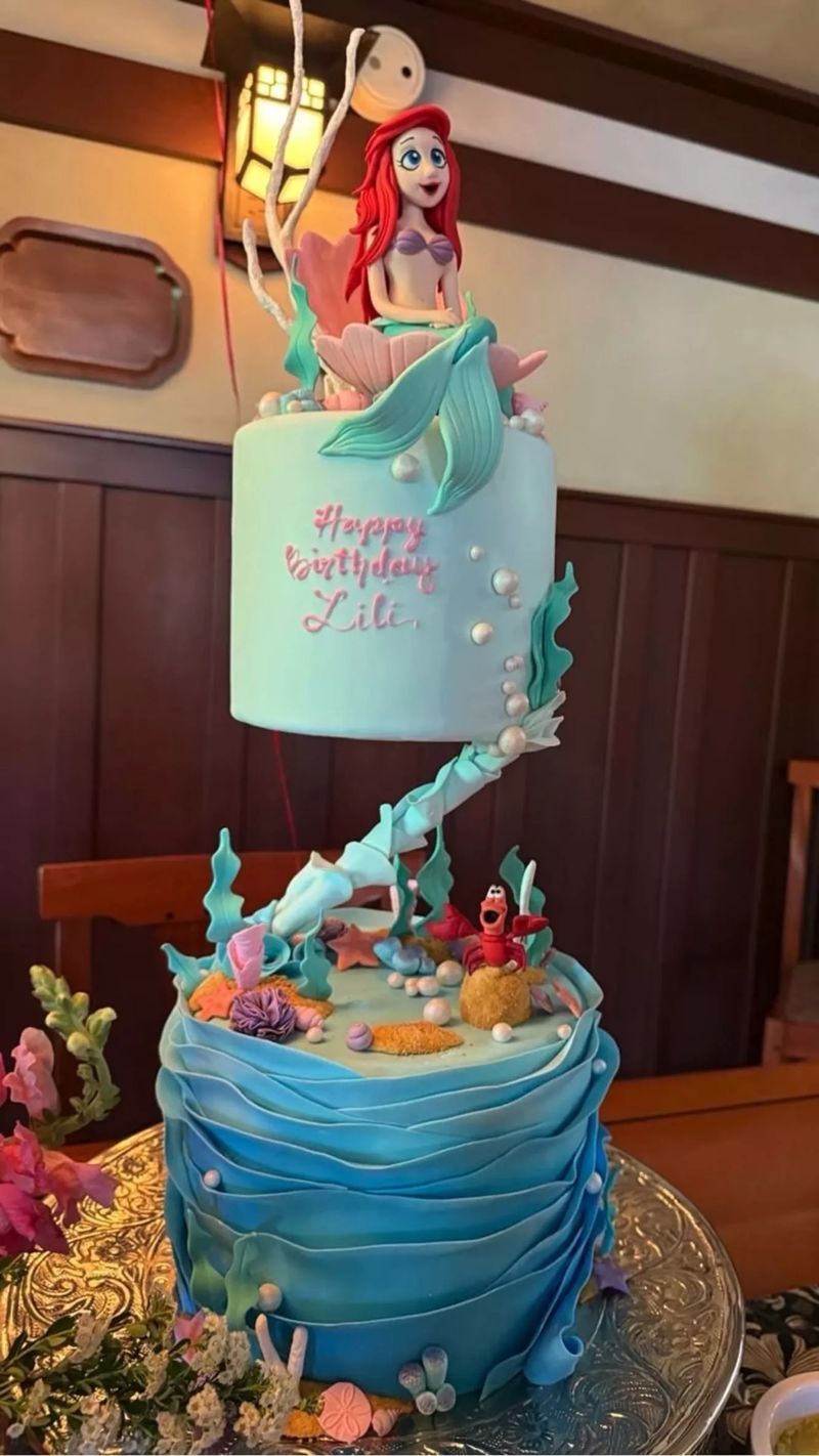 莉莉貝的生日蛋糕是小美人魚愛麗兒。(翻攝meghan IG)
