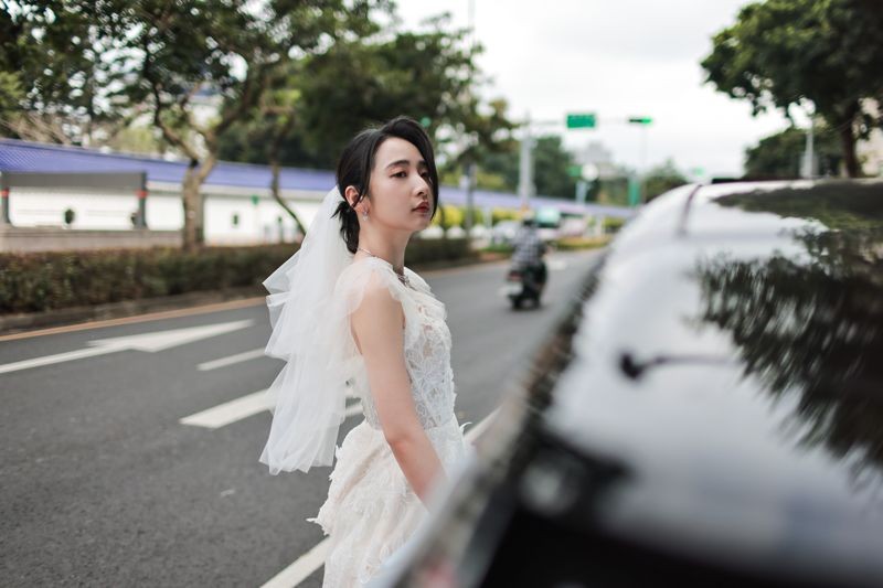 婚內失戀系列電視電影《慶祝》李沐在拍婚紗前發現有緊急工作事務,只好中途下車。(寬想國際娛樂提供)