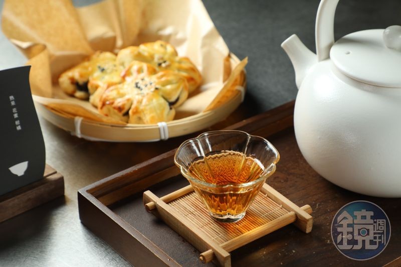 精品煮茶中的梨山蜜香紅茶「一騎紅塵妃子笑」(前,250元/壺),與包入綿密豆沙餡的「荷花酥」(後,125元/份)是絕佳拍檔。