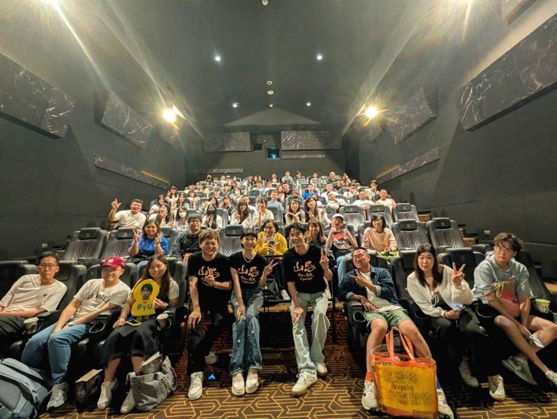 《山忌 黃衣小飛俠》主創團隊兵分兩路參與近50場影廳見面會,收到不少粉絲送的禮物。(威視提供)