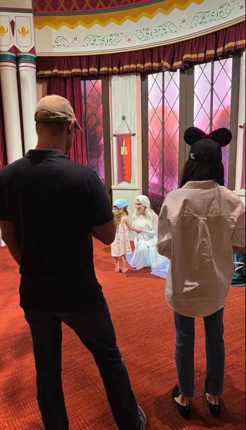 莉莉貝和艾莎公主見面,莉莉貝本身就是小公主。(翻攝meghan IG)