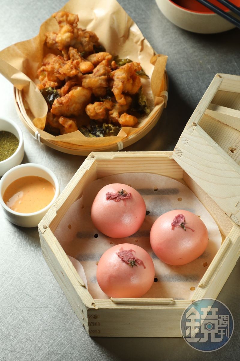 中式點心「櫻花紫薯包」(前,135元/份),以及台味炸物「蒔內卜肉」(後,175元/份)都是茶點中的人氣之選。