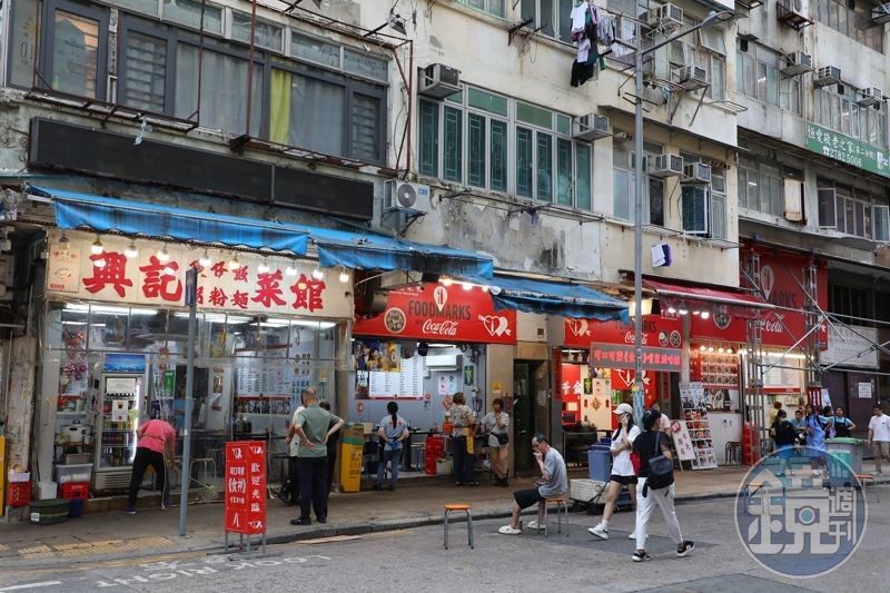 當街燈亮起,佔據整條街的「興記菜館」的炭爐也隨之熱烈燃燒,這裡不僅是餐廳,更是廟街近50年不變的街頭味道。