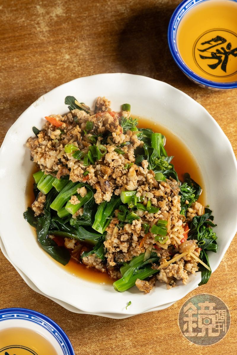 翠綠的菜心蒸煮得恰到好處,口感爽脆鮮甜,搭配蒜蓉、肉末與醬油,為宵夜酒局帶來一絲清爽與健康。(港幣78元/份,約NT$301)