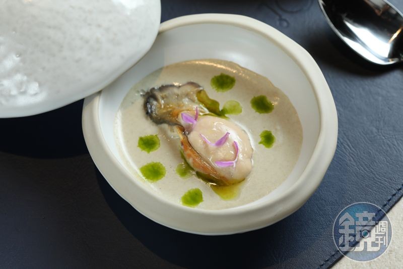 北海道厚岸生蠔的鮮甜和淡雅的綠豆沙椰奶醬汁相得益彰。（2,880元套餐菜色）