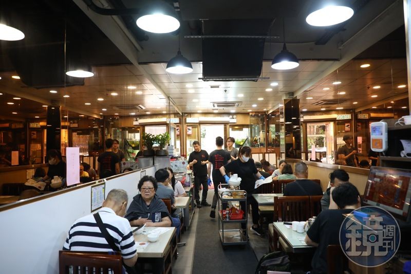 主要提供雙人與4人座位,空間不大,幾乎是肩並肩用餐。