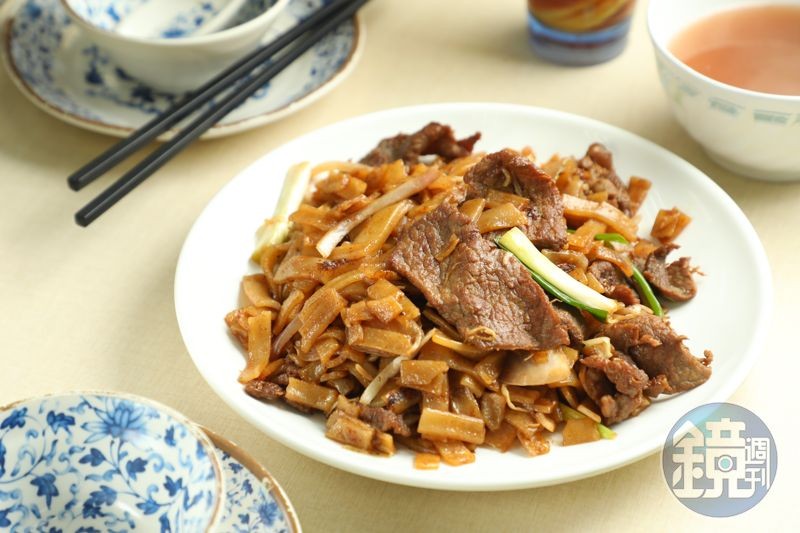 棟記的「乾炒牛河」是大鍋炒製,但河粉不油,牛肉滑嫩,飽足感很高。(港幣64元/份,約NT$241)